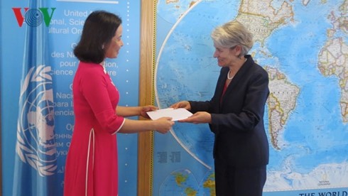 L’ambassadrice Trân Thi Hoàng Mai présente ses lettres de créances à la directrice générale de l’UNESCO, Irina Bokova. Photo : VOV.