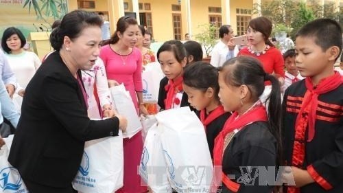 La Présidente de l'AN vietnamienne, Nguyên Thi Kim Ngân (à gauche), offre des cadeaux de la mi-automne aux élèves de Tuyên Quang. Photo : VNA.