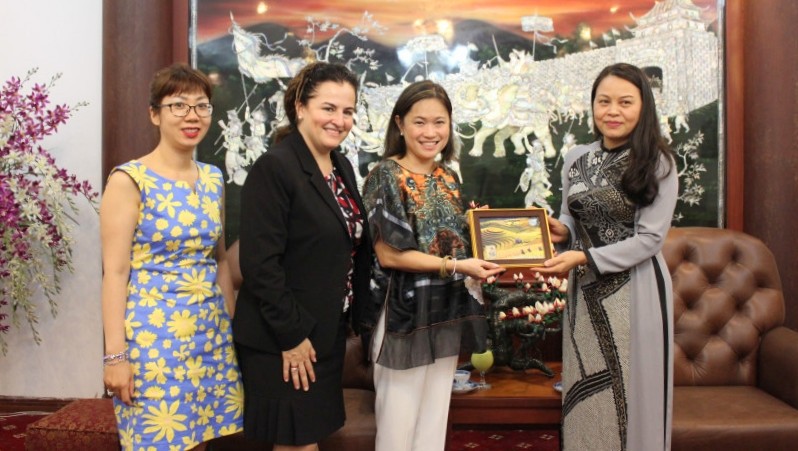 La présidente de l’UFV, Nguyên Thi Thu Hà (à droite), remet un cadeau à la directrice de l’ONU Femme de la région Asie-Pacifique, Miwa Kato. Photo : phunuvietnam.vn.