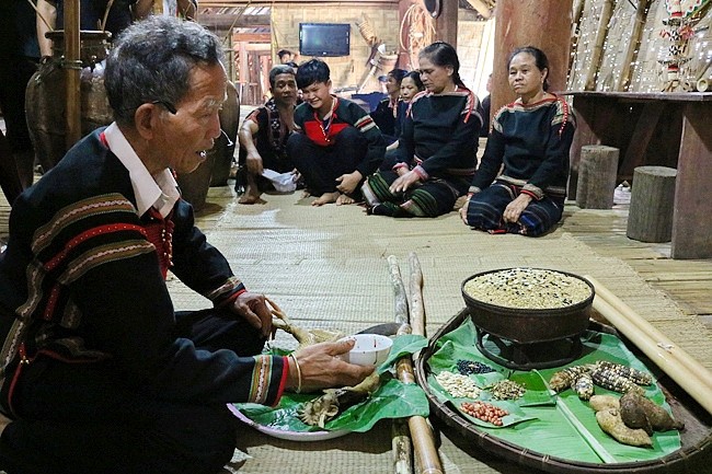 Le sorcier réalise une cérémonie du culte des semences de riz. Photo : Phan Anh/NDEL.