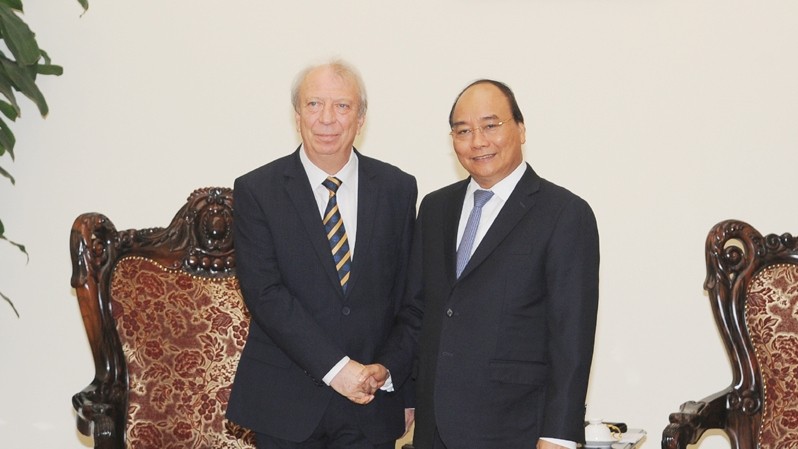 Le PM vietnamien, Nguyên Xuân Phuc (à droite), et l’ambassadeur de Bulgarie au Vietnam, Evgueni Stefanov Stoytchev. Photo : Trân Hai/NDEL.