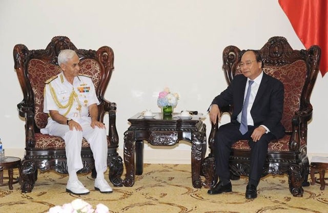 Le PM vietnamien, Nguyên Xuân Phuc (à droite), et l’amiral indien Sunil Lanba, le 4 octobre, à Hanoi. Photo : NDEL.