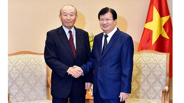 Le Vice-Premier ministre vietnamien, Trinh Dinh Dung (à droite) et Yoshihiko Nakagaki, vice-président de FEC, le 4 octobre, à Hanoi. Photo : VGP. 