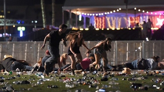  La fusillade de Las Vegas a fait au moins 59 morts et 527 blessés. Photo : Getty/ Telegraph.