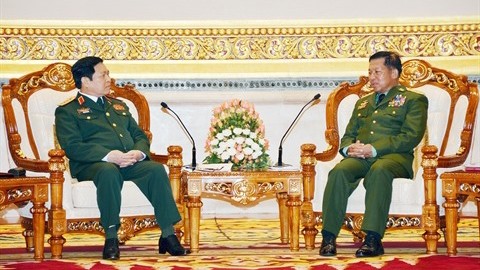 Le ministre vietnamien de la Défense, Ngô Xuân Lich (à gauche), et le commandant en chef des forces armées birmanes, Min Aung Hlaing, le 2 octobre, à Nay Pyi Taw. Photo : VNA/CVN.