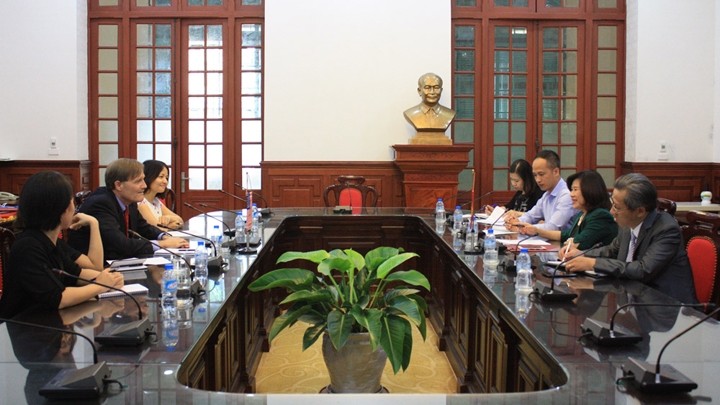 La vice-présidente de la Cour populaire suprême, Nguyên Thuy Hiên, reçoit Michael Greene, directeur de l'USAID au Vietnam. Photo : http://congly.vn.
