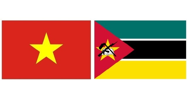 Les drapeaux du Vietnam et du Mozambique. Photo: NDEL.