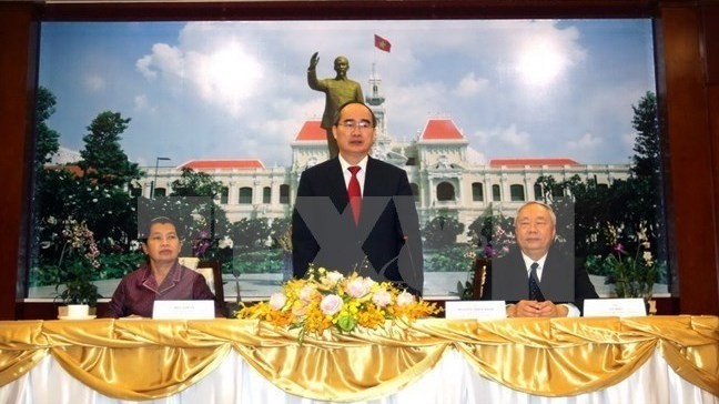 De gauche à droite: la Vice-PM cambodgienne, Men Sam An ; le secrétaire du Comité du Parti de HCM-Ville, Nguyên Thiên Nhân ; le président de l'Association de l'Amitié Vietnam - Cambodge, Vu Mao. Photo : VNA.