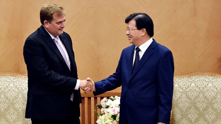 Le Vice-Premier ministre vietnamien, Trinh Dinh Dung (à droite), et le vice-président du Groupe ExxonMobil chargé du gaz et de l’électricité, Paul Greenwood. Photo: VGP. Font Size:     |  