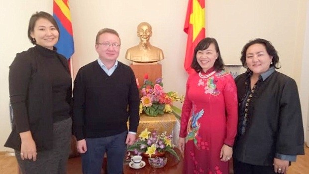 L’ambassadrice Doàn Thi Huong (2e, à droite) et des membres de l’Association des étudiants mongols au Vietnam. Photo: danviet.vn.
