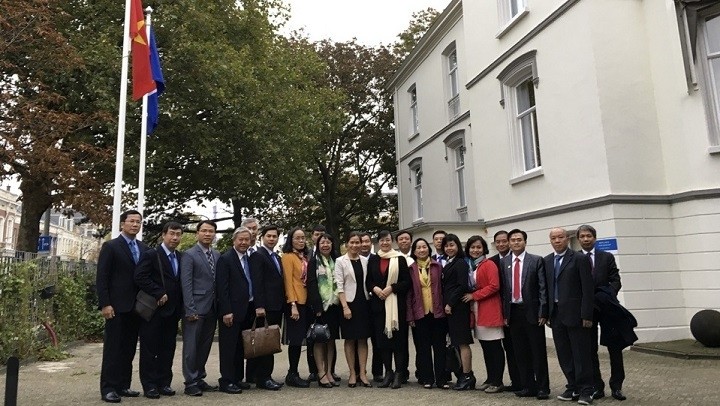 La délégation de Hô Chi Minh-Ville prend une photo avec des cadres et fonctionnaires de l’Ambassade du Vietnam aux Pays-Bas. Photo: baoquocte.