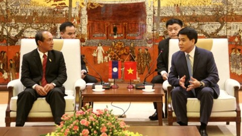 Le président du Comité populaire de Hanoi, Nguyên Duc Chung (à droite), et le gouverneur de Luang Prabang, Khamkhan Chanthavisouk. Photo: ANTD.