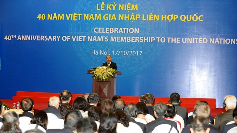 Le PM vietnamien, Nguyên Xuân Phuc (au micro), prend la parole lors de la cérémonie célébrant le 40e anniversaire de l’adhésion du Vietnam à l’ONU, le 17 octobre à Hanoi. Photo: Trân Hai/NDEL.