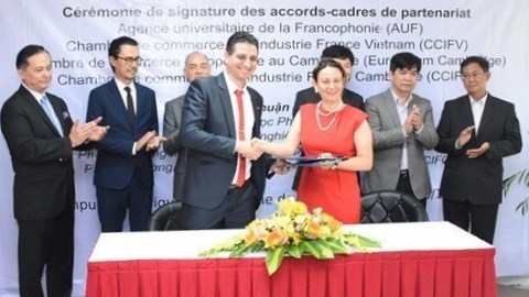Cérémonie de signature de l'accord-cadre de partenariat entre l’AUF en Asie-Pacifique et la Chambre de commerce et d’industrie française au Cambodge (CCIFC). Photo : CTV/CVN