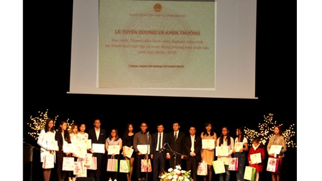 La remise des satisfecits à 65 jeunes Viêt kiêu illustres en République tchèque. Photo : VNA  