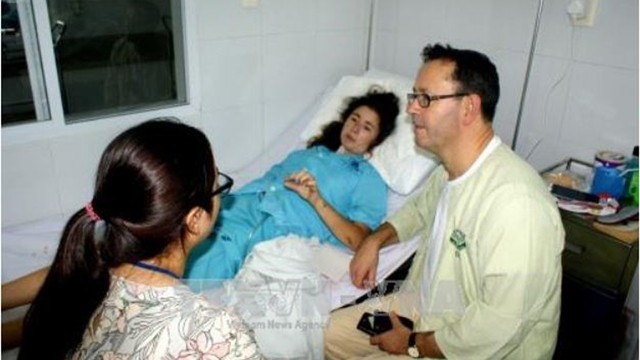 La touriste britannique Isabelle Garrett Peel en bonne convalescence à l’Hôpital général de Dà Nang. Photo : VNA