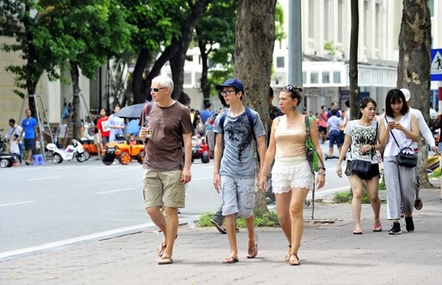 Des visiteurs étrangers dans la rue piétonne près du lac Hoàn Kiêm. Photo: VNA