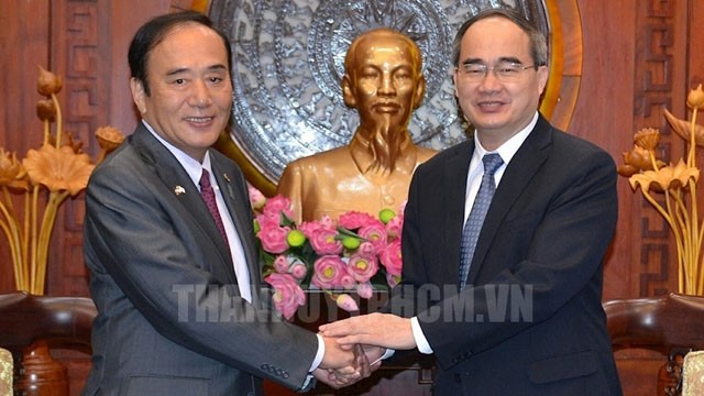 Le secrétaire du Comité du Parti pour Hô Chi Minh-Ville, Nguyên Thiên Nhân (à droite), et Kiyoshi Ueda, préfet de Saitama, le 31 octobre, dans la mégapole du Sud. Photo : hcmgov.com.vn