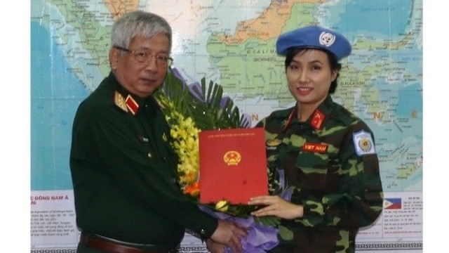 La capitaine Dô Thi Hang Nga (à droite) lors de la cérémonie pour confier la tâche, le 30 octobre à Hanoi. Photo : VOV.