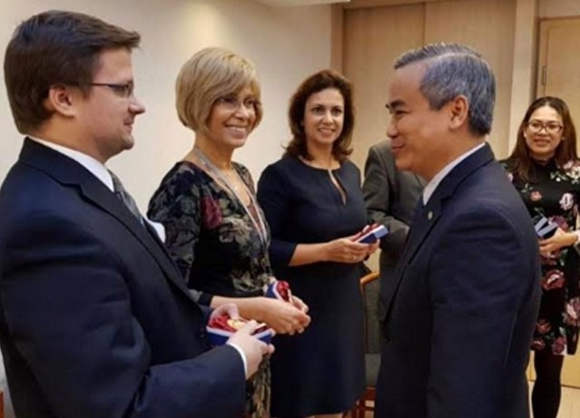 Le directeur général adjoint du Saigontourist, Vo Anh Tài (à droite), et les représentants du Département du Tourisme du Ministère hongrois des Affaires étrangères et du Commerce extérieure. Photo: NDEL