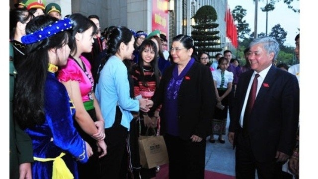 La Vice-Présidente de l’AN, Tong Thi Phong (2e, à droite) à la rencontre des élèves et étudiants exemplaires issus des ethnies, le 3 novembre, à Hanoi. Photo : daibieunhandan.vn.