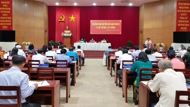 Lors de la réunion exceptionnelle du Conseil populaire de la province de Kiên Giang. Photo: NDEL. 
