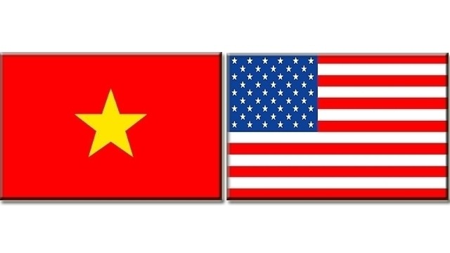 Les drapeaux du Vietnam et des États-Unis. Photo : NDEL.