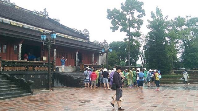 Le matin du 6 novembre, les vestiges Dai Nôi accueillent des visiteurs après les grandes crues. Photo: http://toquoc.vn/