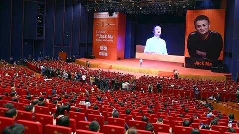 Une rencontre entre Jack Ma et près de 4.000 étudiants, le 6 novembre, à Hanoï. Photo: VNA.