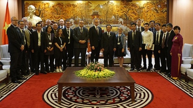 Photo de famille entre la délégation finlandaise et les représentants du Comité populaire de la ville de Hanoi, le 6 novembre, à Hanoi. Photo : hanoimoi.com.vn.