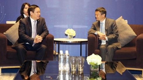 Le Vice-PM vietnamien Vuong Dinh Huê (à gauche) et le milliardaire Jack Ma. Photo: VOV.