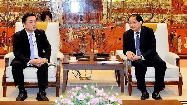 Le vice-président du Comité populaire ​de Hanoï, Nguyên Doan Toan (à droite), et le président de l’Alliance des députés d’amitié de la préfecture japonaise de Saitama, Seiji Suzuki. Photo: VNA.