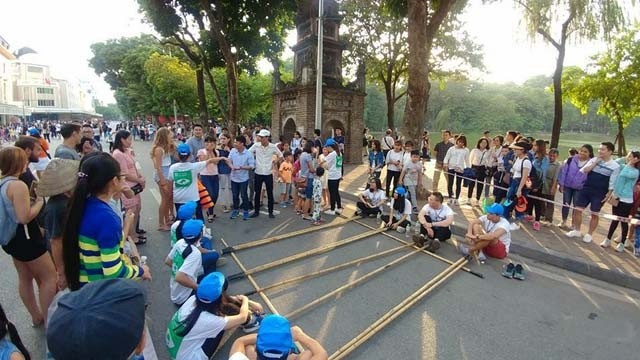 La danse « sap » (danse au bambou) est l’un des jeux populaires vietnamiens. Photo: http://www.baotainguyenmoitruong.vn