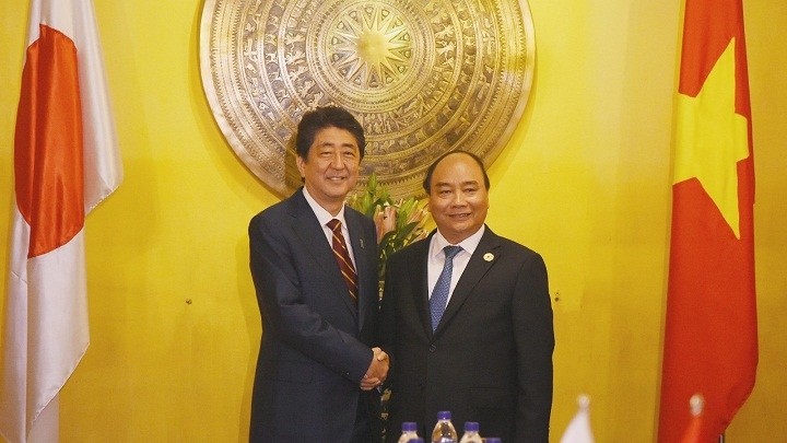 Le PM vietnamien, Nguyên Xuân Phuc (à droite), et son homologue japonais Shinzo Abe. Photo: VGP.