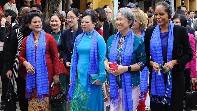 Mme Nguyên Thi Hiên, l’épouse du Président vietnamien Trân Dai Quang (2e, à gauche), accompagne les épouses des chefs de délégation des économies membres de l’APEC en visite à Hôi An. Photo: NDEL.