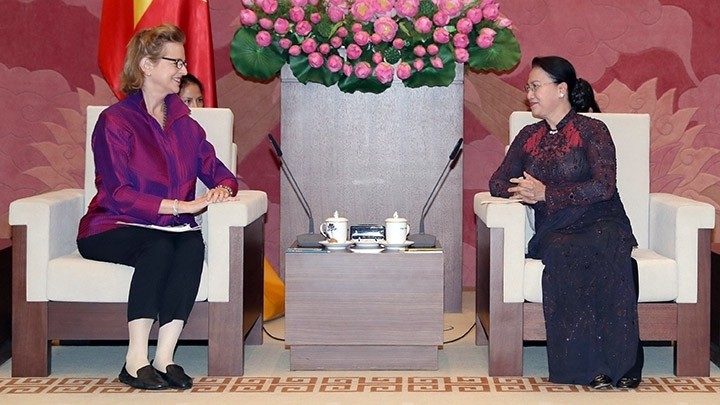 La Présidente de l’AN du Vietnam, Nguyên Thi Kim Ngân (à droite), et la directrice du PNUD au Vietnam, Caitlien Weisen. Photo: VNA.
