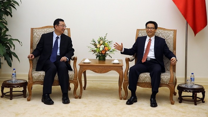 Le Vice-PM vietnamien, Vu Duc Dam (à droite), et le ministre chinois de la Culture, Luo Shugang. Photo: VGP.