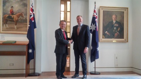 L'ambassadeur du Vietnam en Australie, Ngô Huong Nam (gauche), reçu par le président de la Chambre des représentants australienne Tony Smith, le 9 novembre à Canberra. Photo : Viet Uc/CVN.