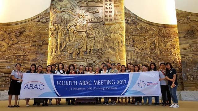 Les époux et épouses des délégués participant à la Semaine du Sommet de l’APEC au Musée de Dà Nang. Photo: http://toquoc.vn