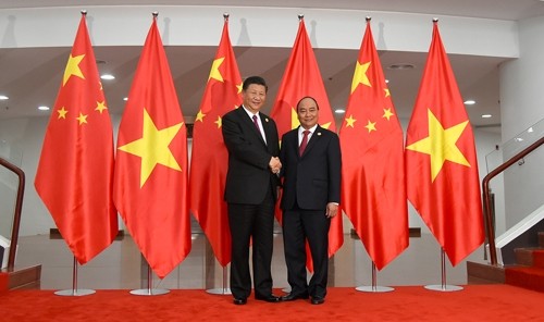 Le PM vietnamien, Nguyên Xuân Phuc (à droite), et le Secrétaire général du Parti communiste et Président chinois, Xi Jinping. Photo: VGP.