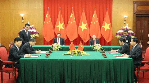 Signature du protocole d'entente entre le Ministère vietnamien du Plan et de l'Investissement et le Ministère chinois du Commerce sur le développement des ressources humaines. Photo : Tri Dung/VNA/CVN.