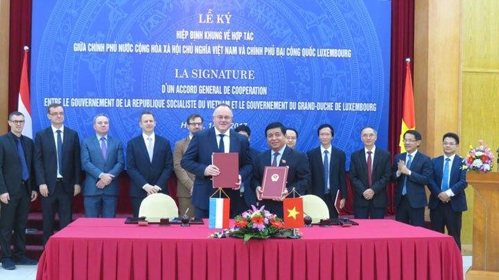 La cérémonie de signature. Photo : http://baodautu.vn