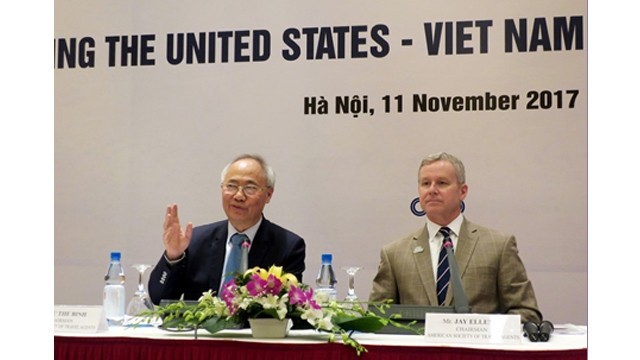 Le président de l’Association des Voyagistes du Vietnam, Vu Thê Binh, et son homologue américain, Jay Ellenby, président la conférence.  Photo: VGP
