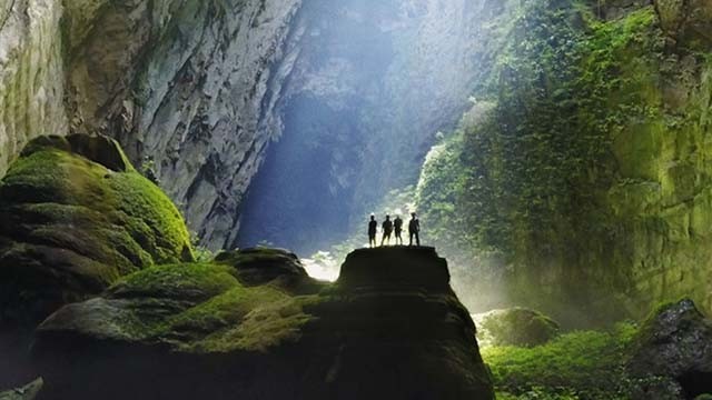 Un groupe de touristes russes explore la grotte Son Doong. Photo: RT