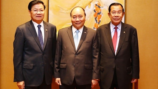 Le PM vietnamien Nguyên Xuân Phuc (centre) et ses homologues laotien Thongloun Sisoulith (gauche) et cambodgien Hun Sen (droite). Photo: VGP.
