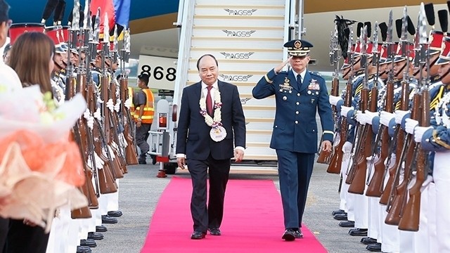 Le PM vietnamien Nguyên Xuân Phuc (à gauche) est arrivé à l’aéroport international Clark, à Pampanga, aux Philippines, le 12 novembre. Photo : VNA.