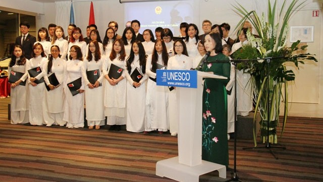 Trân Thi Hoàng Mai, l’ambassadrice et chef de la délégation permanente vietnamienne auprès de l'UNESCO, prend un discours lors de l’ouverture de l’exposition. Photo : NDEL. 