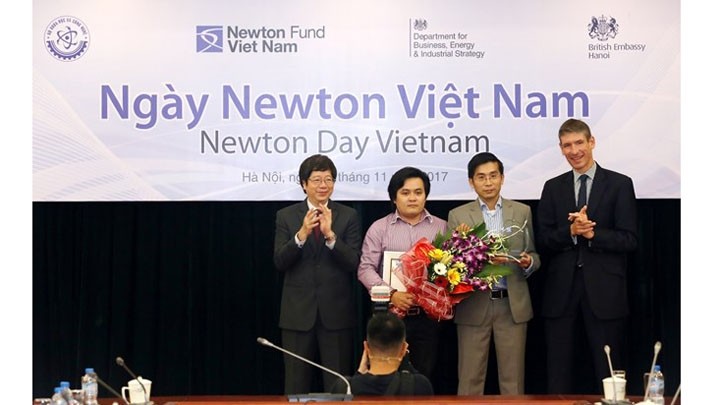 Le vice-ministre vietnamien des Sciences et des Technologies Trân Quôc Khanh (premier à gauche), l'ambassadeur du Royaume-Uni, Giles Lever (premier à droite), et des lauréats des prix Newton Vietnam. Photo : baochinhphu.vn
