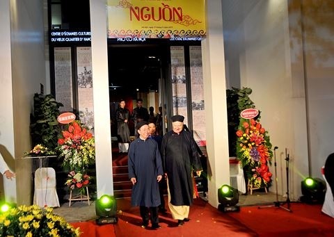 L’ambassadeur russe au Vietnam, Konstatin Vnukov (à droite) et Pham Sanh Châu présents à l’ouverture du défilé. Photo : antd.