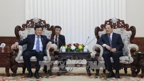 Rencontre entre le Vice-PM laotien, Sonesay Siphandone (à droite), et le vice-ministre vietnamien de l'Intérieur, Nguyên Duy Thang. Photo: VNA.